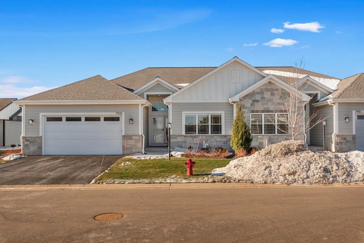 7908 E Stone Ridge Dr, Lannon, WI 53046 - Image #1