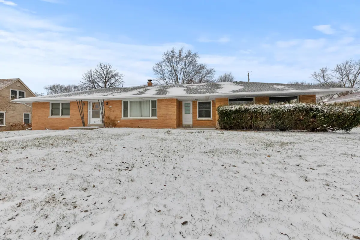 1922 W Mill Rd, Glendale, WI 53209 - Image #1