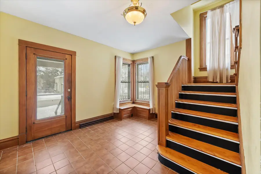 527 N Hartwell Ave, Waukesha, WI 53186 - Image #2