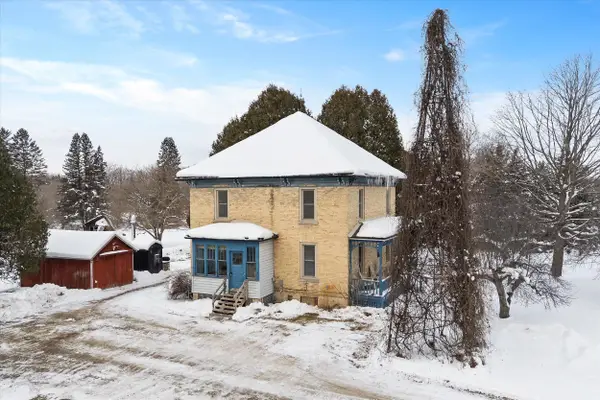 3661 Blue Goose Rd, Saukville, WI 53095