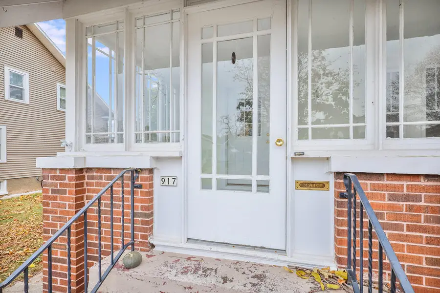 917 N 6th St, Manitowoc, WI 54220 - Image #2