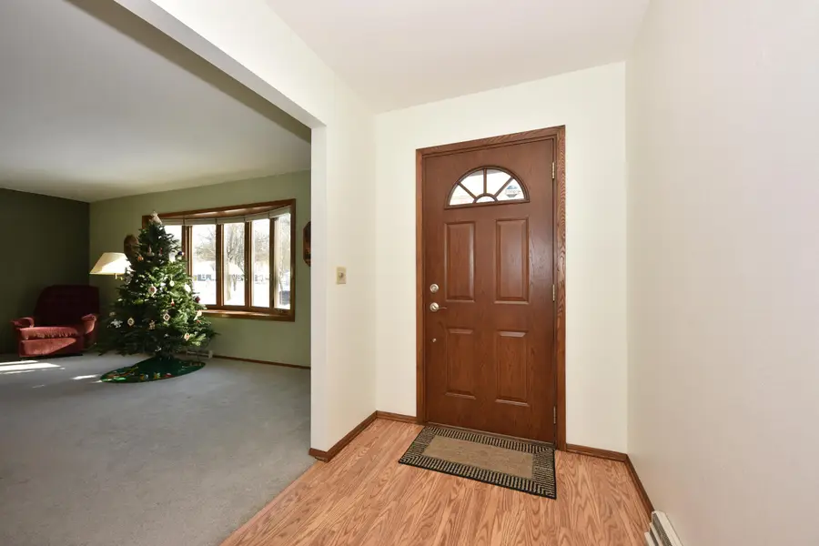 761 Crestwood Dr, Waukesha, WI 53188 - Image #3