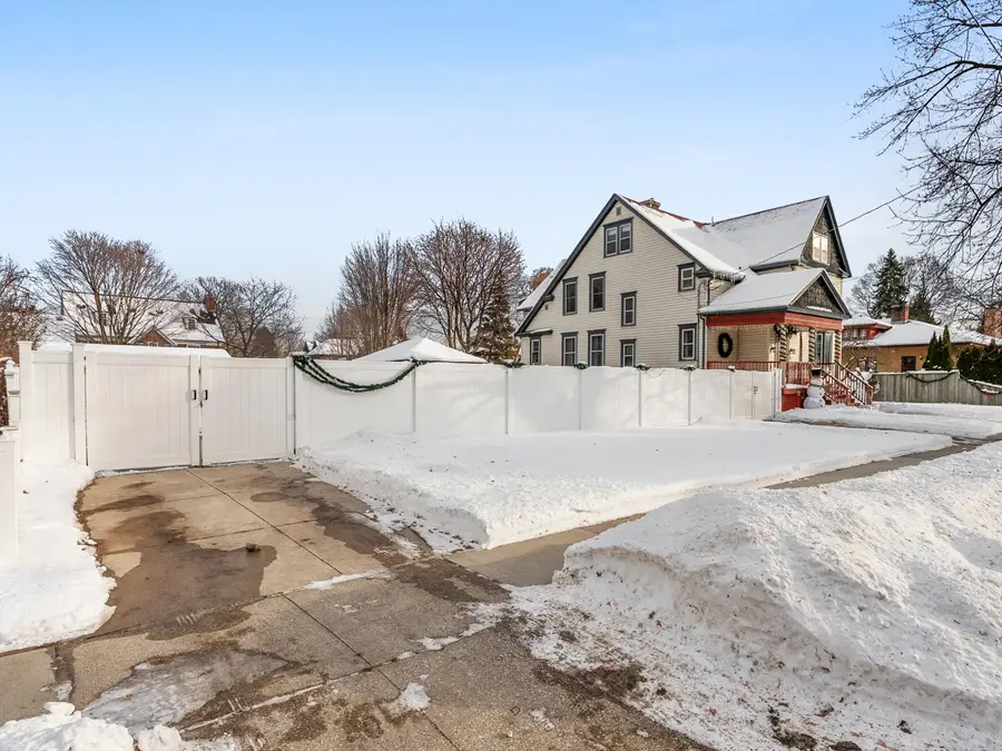 711 N 10th St, Manitowoc, WI 54220 - Image #3