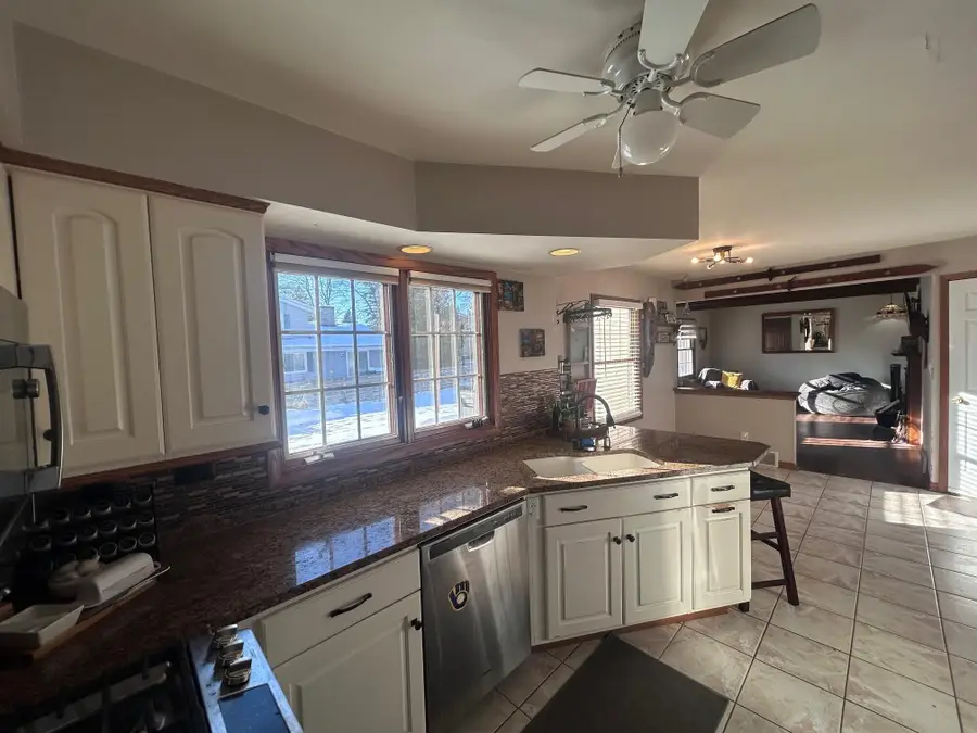 W53N813 Manchester Sq, Cedarburg, WI 53012 - Image #2