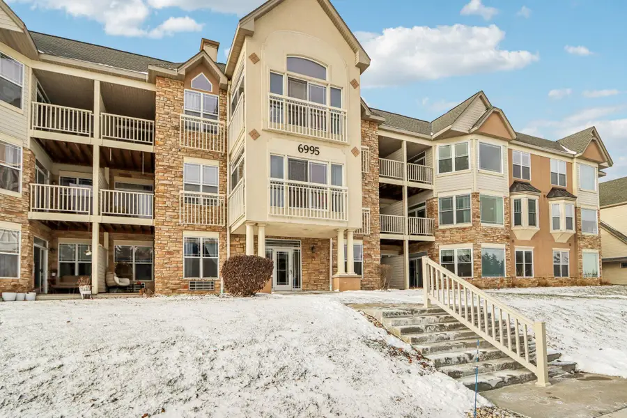 6995 S Riverwood Blvd, Franklin, WI 53132 - Image #2