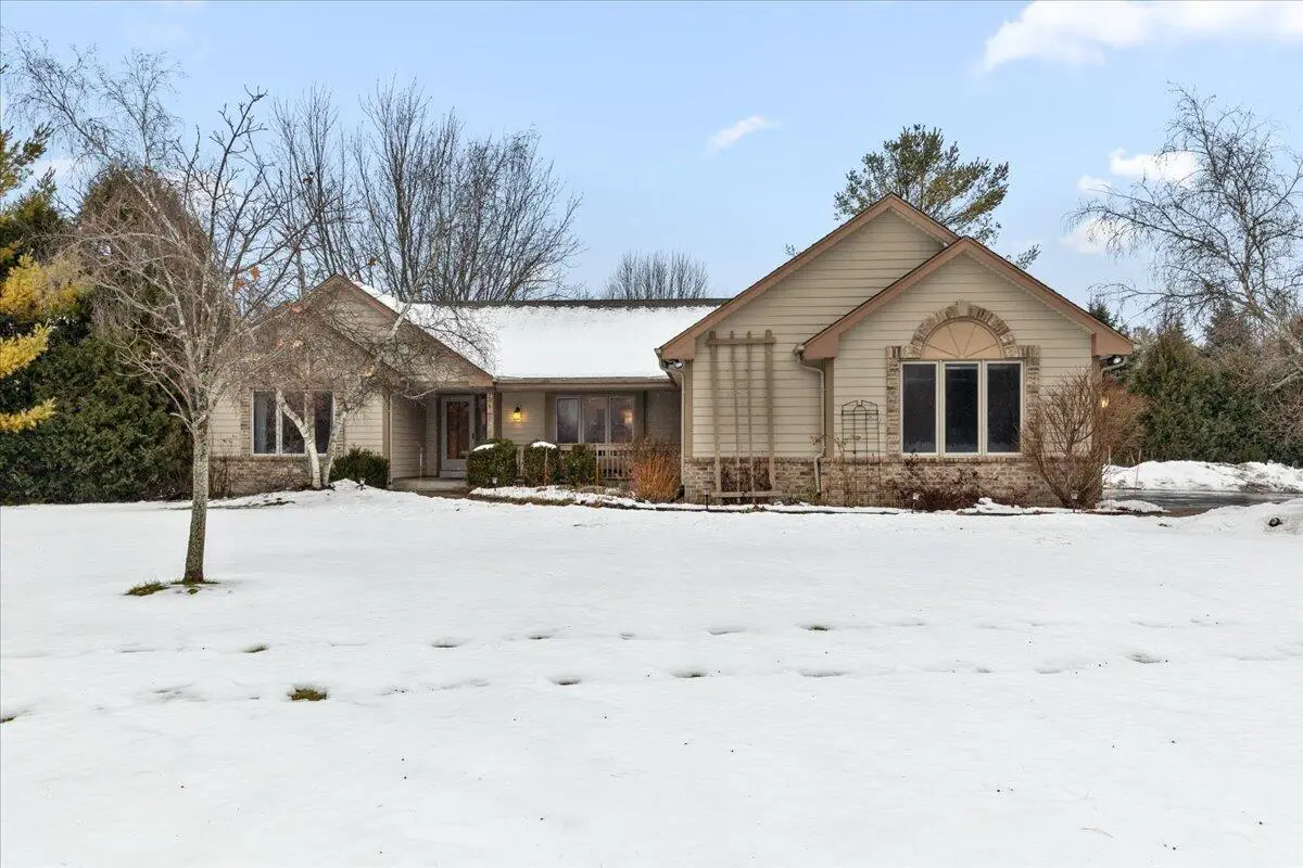 9148 Sunny Ridge Ln, Cedarburg, WI 53012 - Image #1