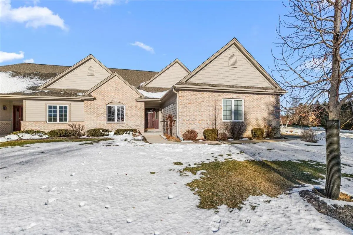 N58W5232 Highland Crossings Cir, Cedarburg, WI 53012 - Image #1