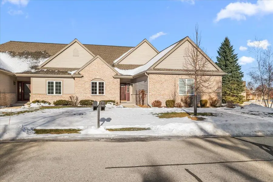 N58W5232 Highland Crossings Cir, Cedarburg, WI 53012 - Image #2