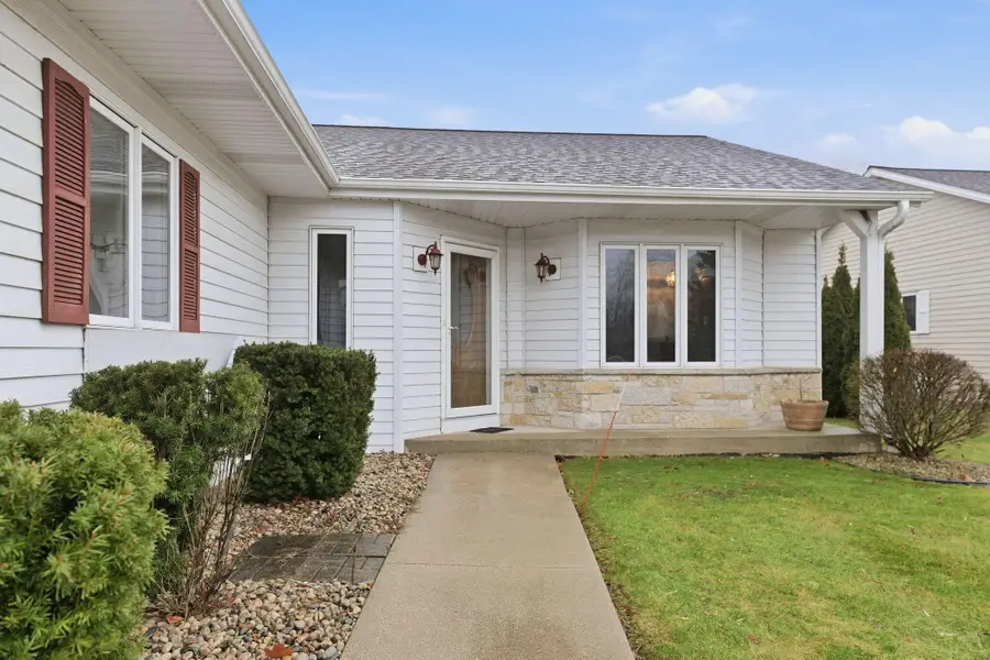 4547 W Maplewood Dr, Greenfield, WI 53220 - Image #2