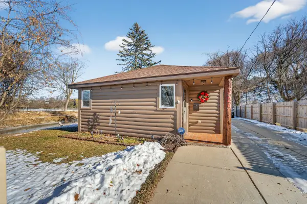 529 Park View Dr, Racine, WI 53404