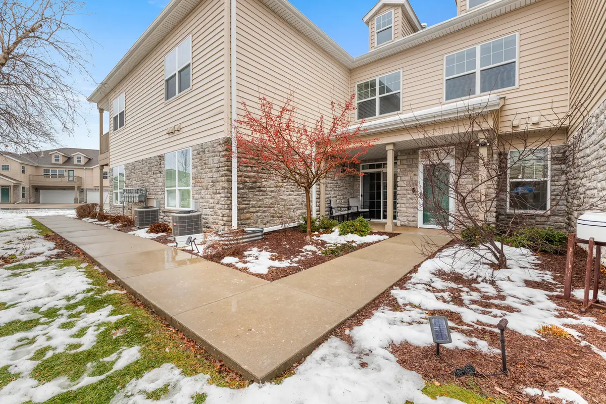 N17W26475 Meadowgrass Cir, Pewaukee, WI 53072 - Image #1