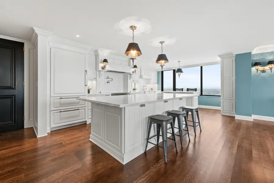 929 N Astor St, Milwaukee, WI 53202 - Image #2