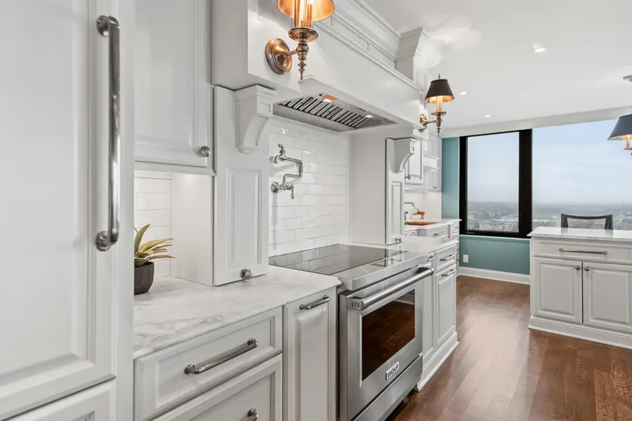 929 N Astor St, Milwaukee, WI 53202 - Image #3