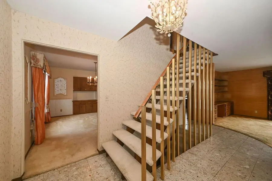 7693 Overlook Dr, Greendale, WI 53129 - Image #2