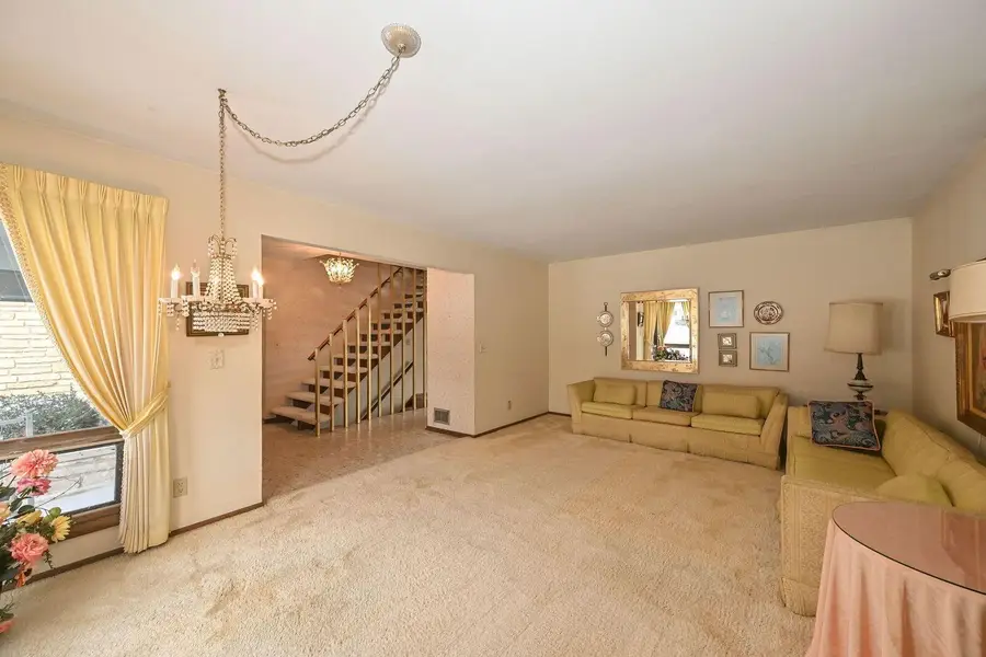 7693 Overlook Dr, Greendale, WI 53129 - Image #3