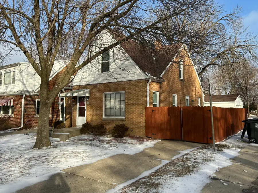 402 N 68th St, Wauwatosa, WI 53212 - Image #2