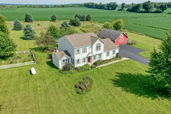 W334N7700 Stone Bank Rd, Merton, WI 53066