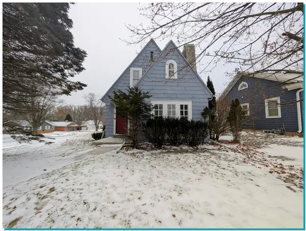 955 N 6th St, Manitowoc, WI 54220