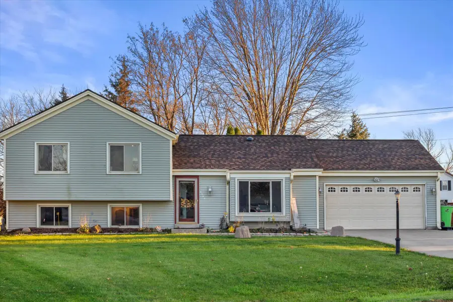 8005 Thistle Ct, Waterford, WI 53185 - Image #2