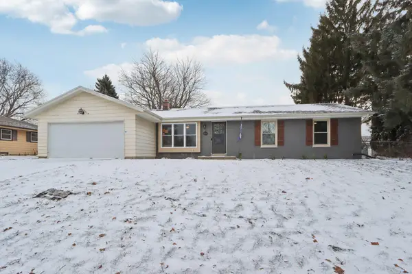 2117 Sunnyside Dr, Waukesha, WI 53186