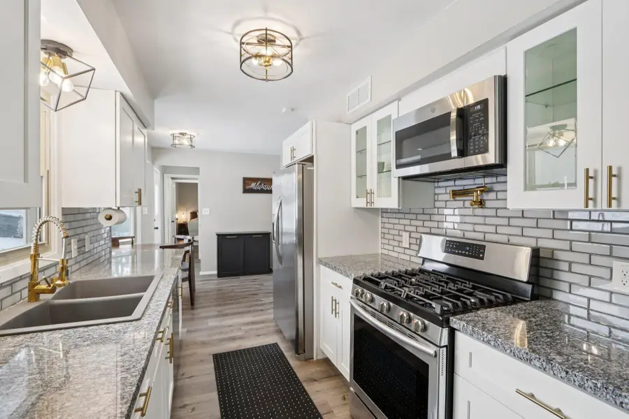 2117 Sunnyside Dr, Waukesha, WI 53186 - Image #2