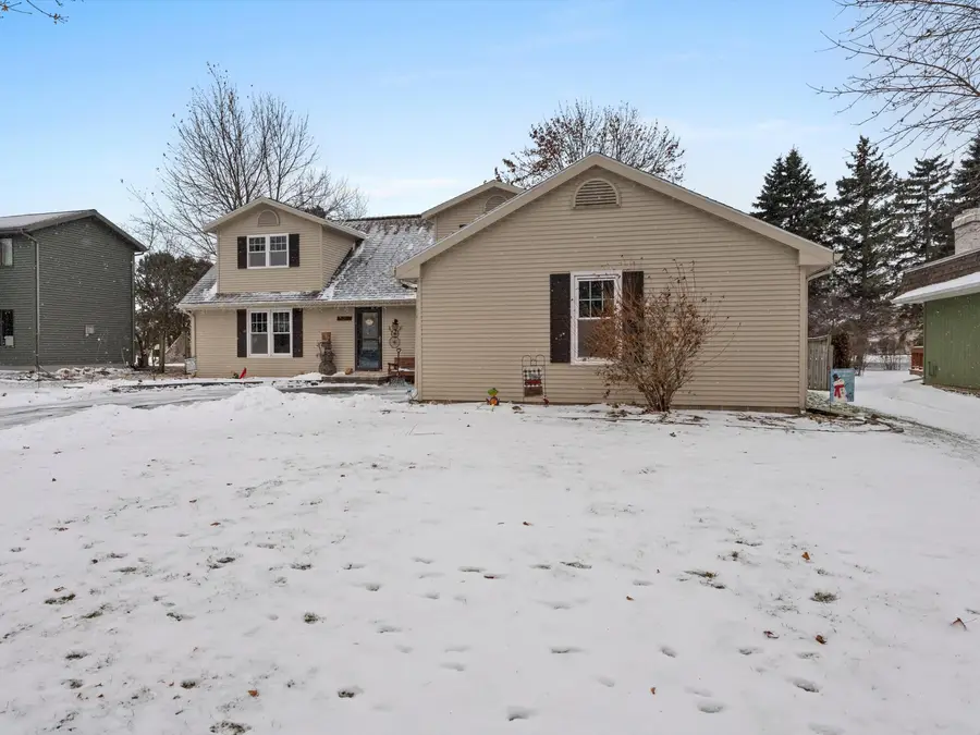 3817 Seneca Ln, Manitowoc, WI 54220 - Image #2
