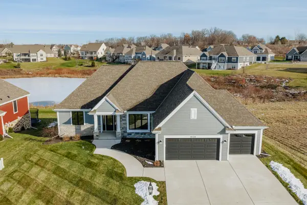 1424 White Deer Trl, Waukesha, WI 53189