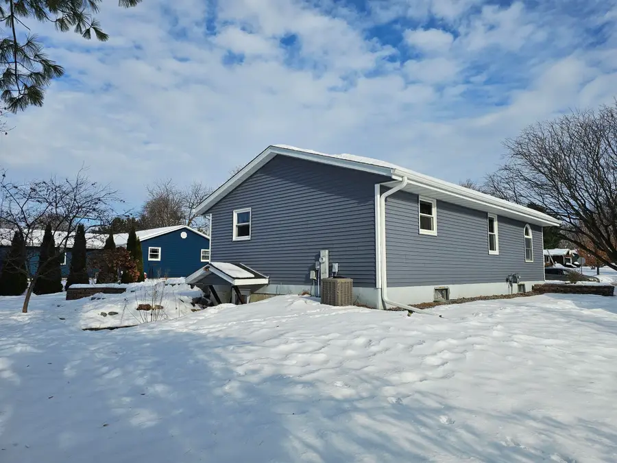 41 N 5th St, Evansville, WI 53536 - Image #2