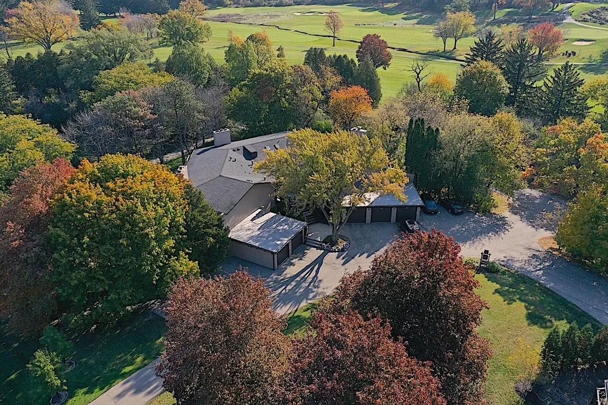 880 Windsor Dr, Fontana, WI 53125 - Image #1