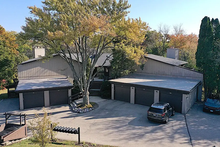 880 Windsor Dr, Fontana, WI 53125 - Image #2