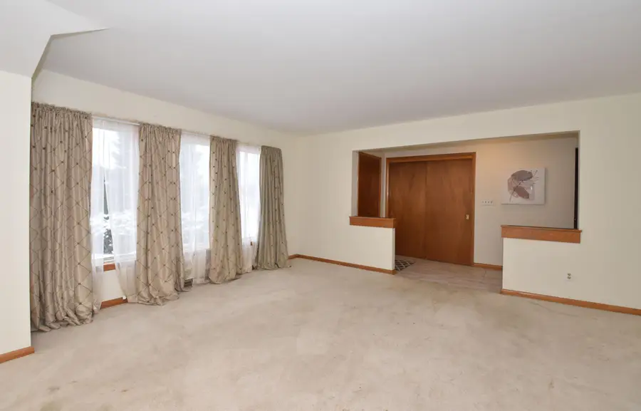 1108 W Zedler Ln, Mequon, WI 53092 - Image #3