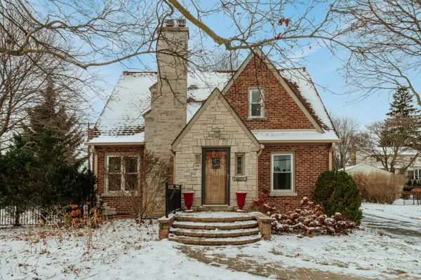 2323 N 116th St, Wauwatosa, WI 53226