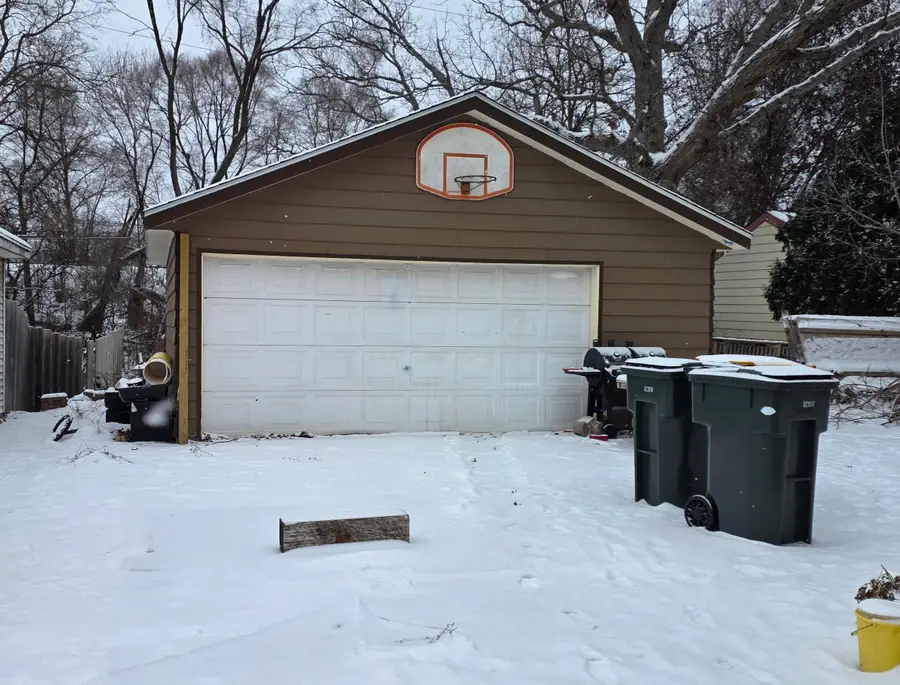 10700 W Manor Park Dr, West Allis, WI 53227 - Image #2