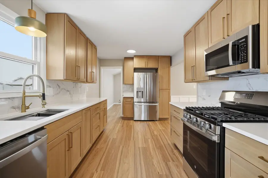 5801 W Allwood Dr, Franklin, WI 53132 - Image #2