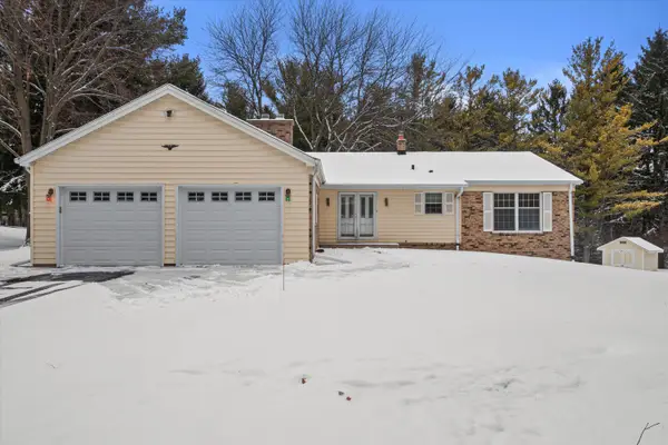 11120 Hidden Valley Dr, Cedarburg, WI 53012