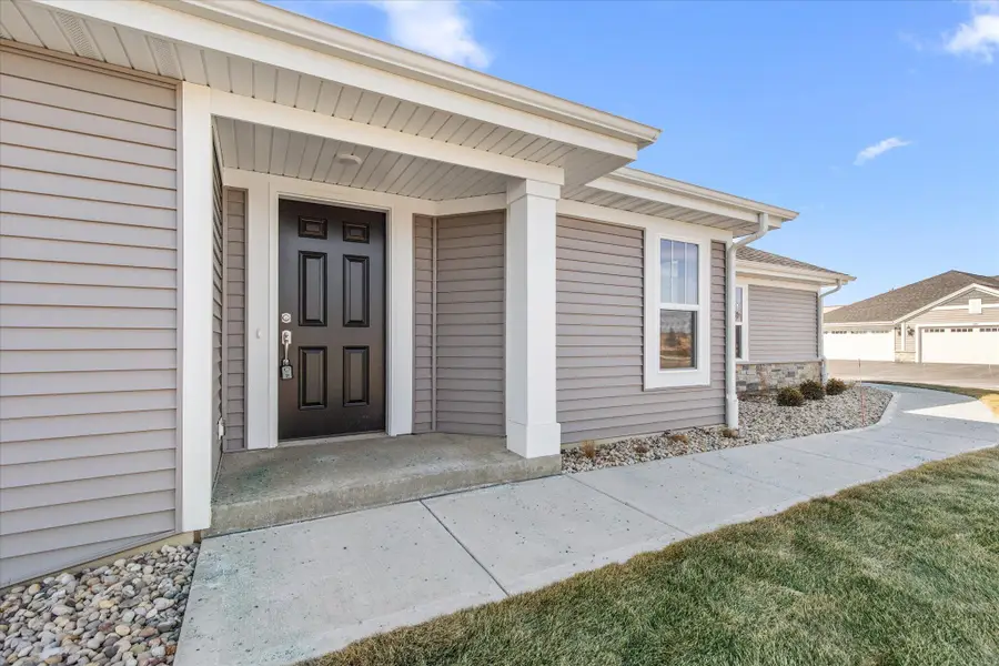 536 Hunter Oaks Blvd, Watertown, WI 53094 - #2