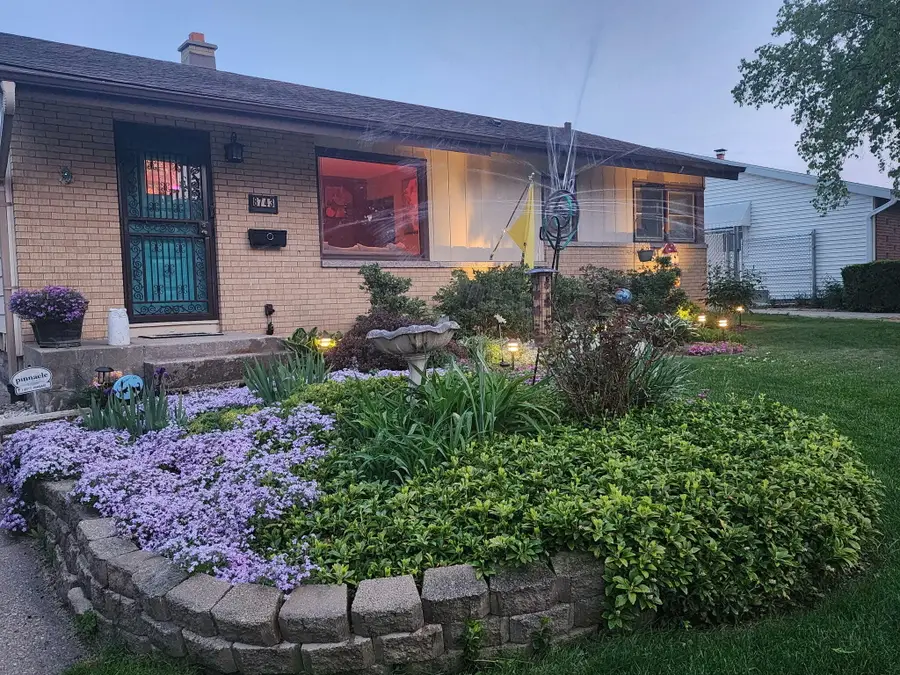 8743 W Arden Pl, Milwaukee, WI 53225 - Image #3
