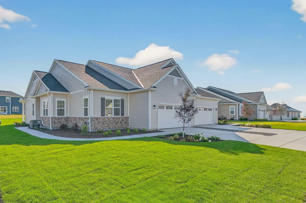 859 Stirling Dr, Oconomowoc, WI 53066 - Image #1
