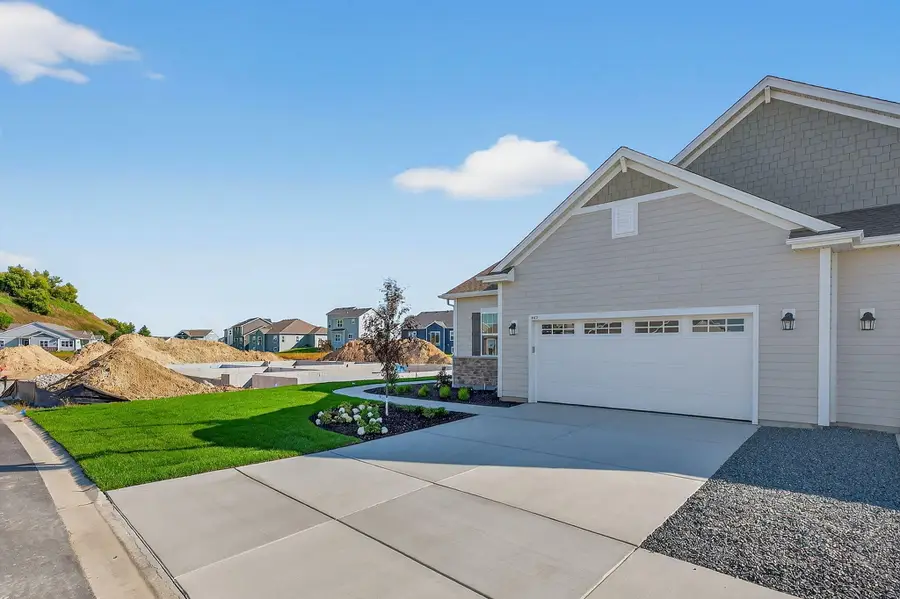 857 Stirling Dr, Oconomowoc, WI 53066 - Image #2