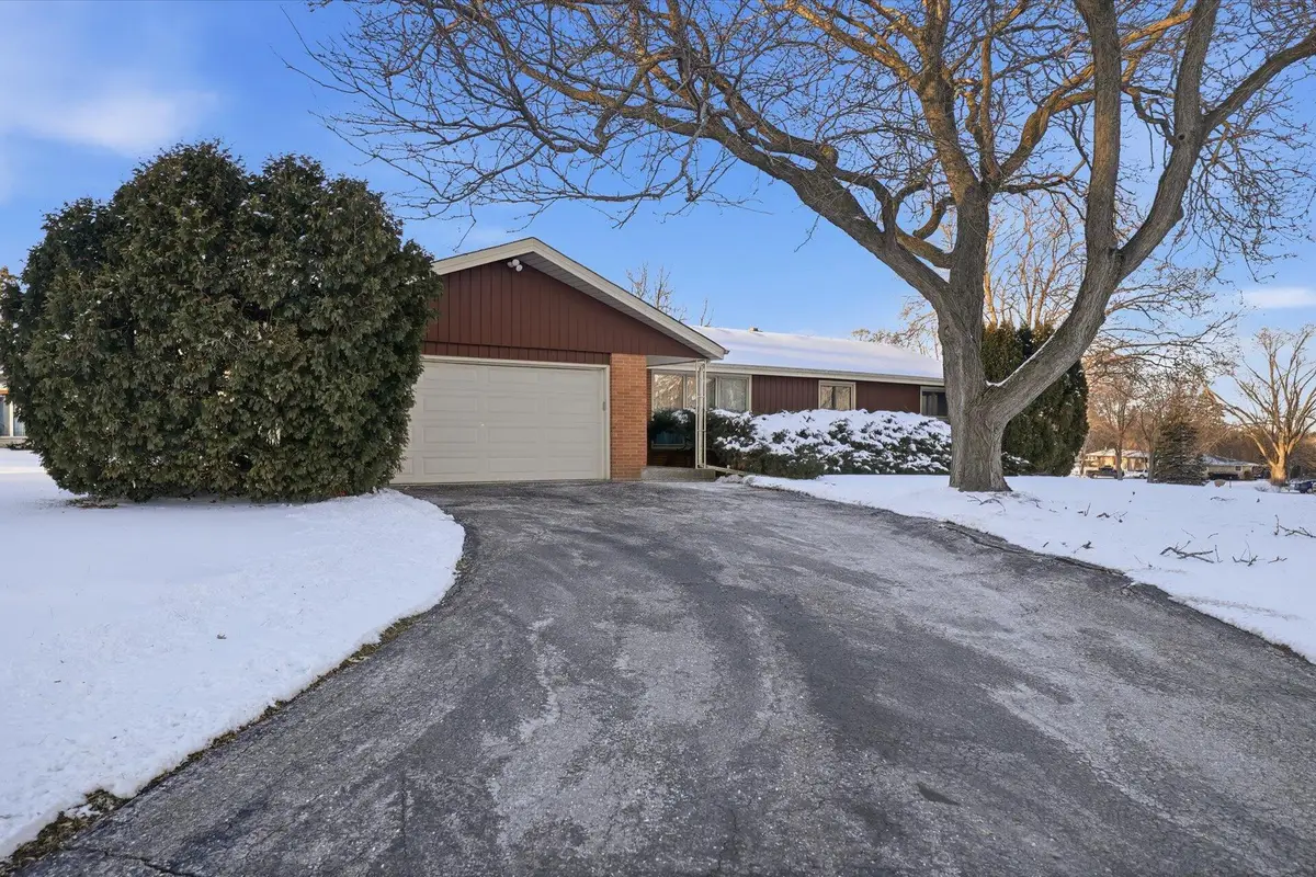 N72W15292 Patio Ct, Menomonee Falls, WI 53051 - Image #1