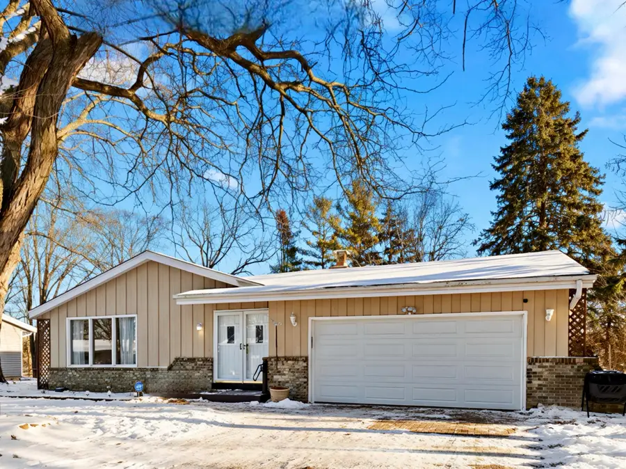 1929 Sunnyside Dr, Waukesha, WI 53186 - Image #2