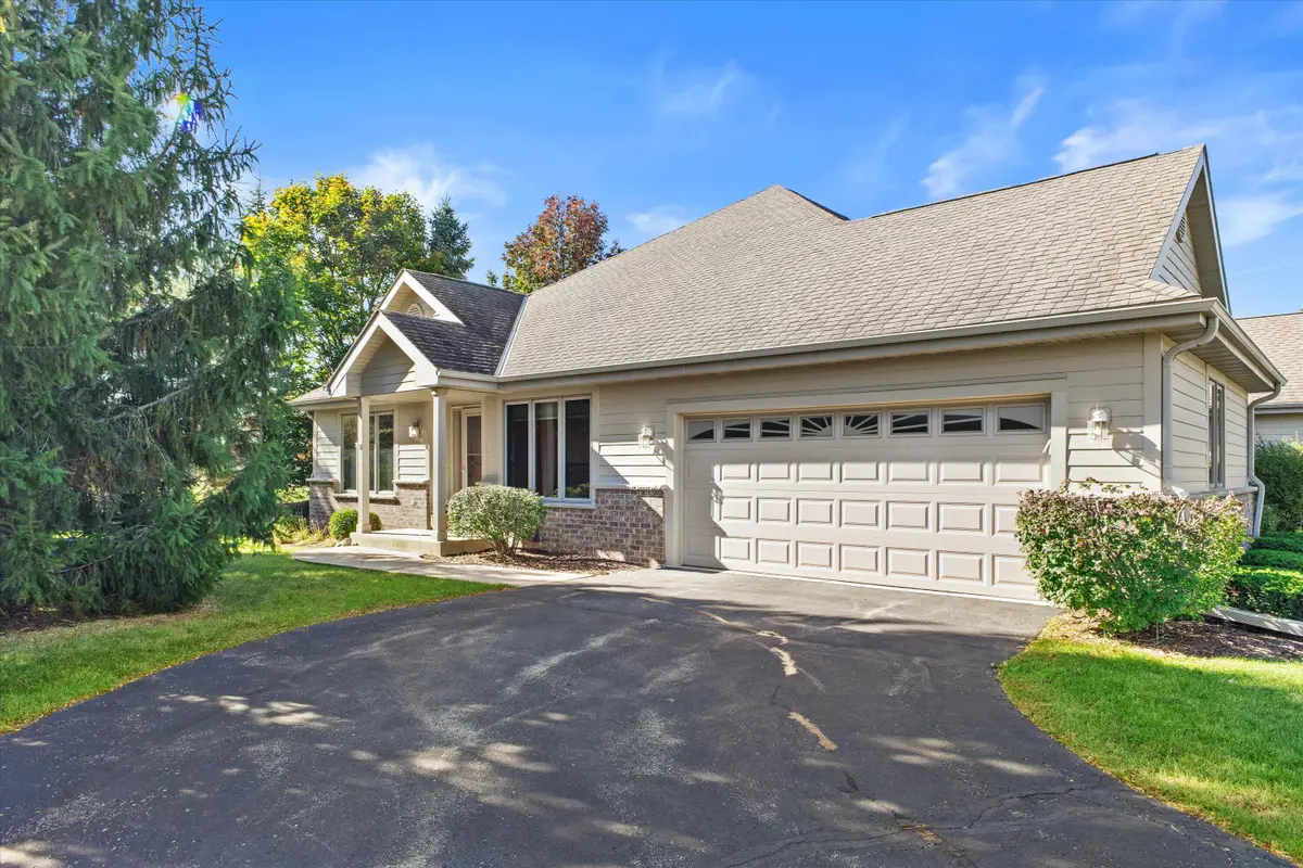 7084 S Fieldstone Ct, Franklin, WI 53132 - Image #1
