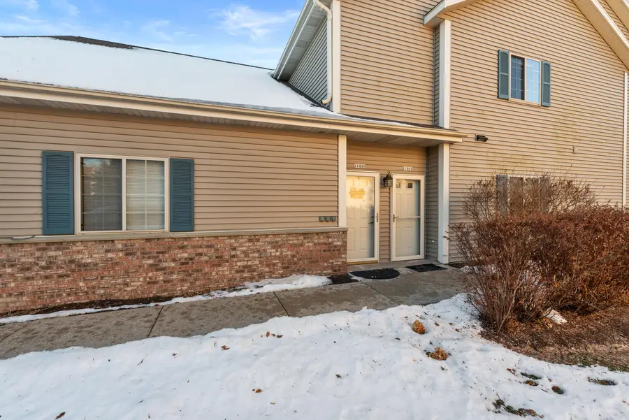 2105 Pine Ridge Ct, Grafton, WI 53024 - Image #2