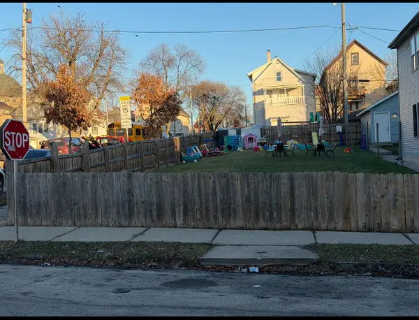 2400 S 9th St, Milwaukee, WI 53215