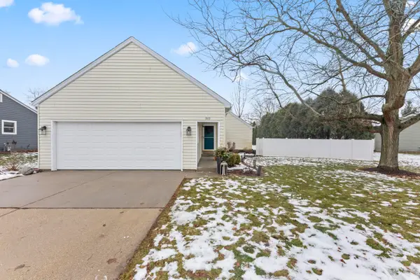 909 York Imperial Dr, Oconomowoc, WI 53066