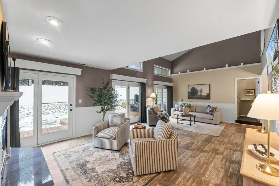 909 York Imperial Dr, Oconomowoc, WI 53066 - Image #2