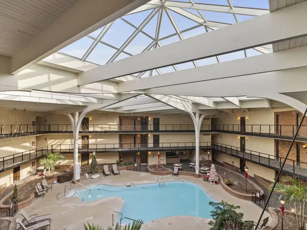 6100 W Stonehedge Dr, Greenfield, WI 53220