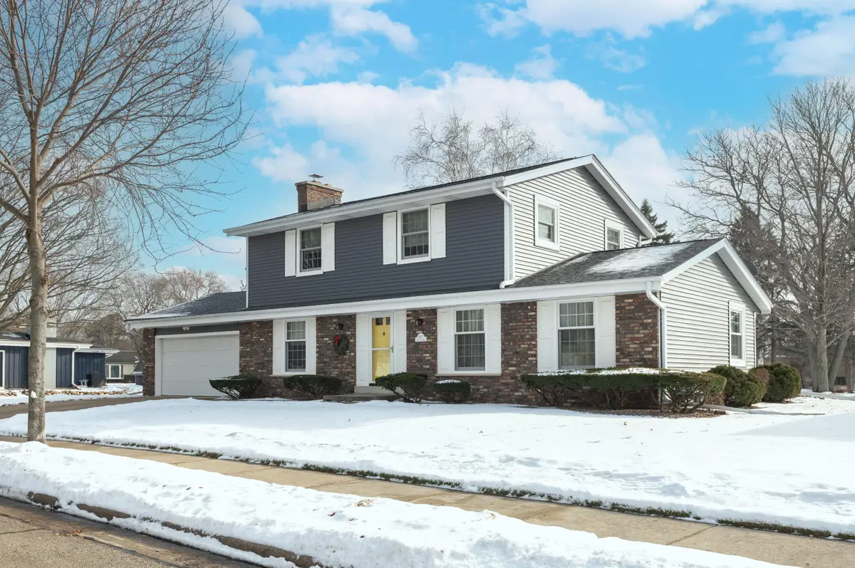1107 Dogwood Ln, Waukesha, WI 53189 - Image #1