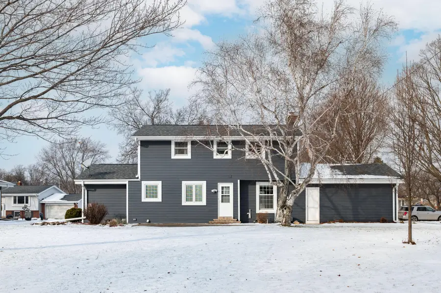 1107 Dogwood Ln, Waukesha, WI 53189 - Image #3