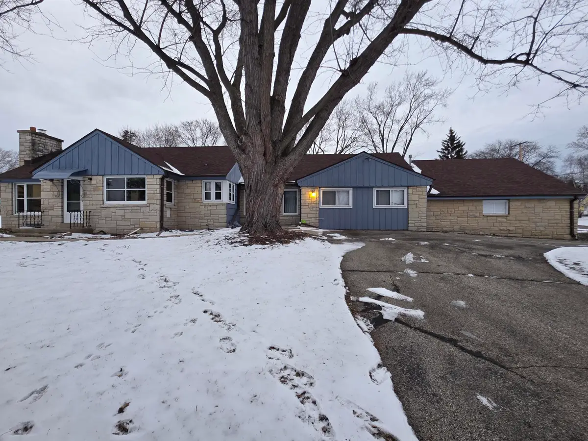 10208 W Spencer Pl, Milwaukee, WI 53224 - Image #1